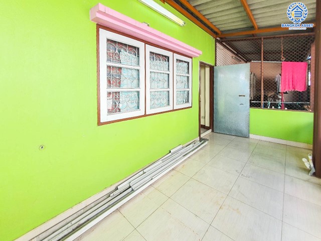 ทาวน์โฮมมือสอง กรุงเทพฯ หมู่บ้านสุชา1 เพชรเกษม เนื้อที่กว้าง 17.60 ตร.ว. ฟังก์ชัน 4 ห้องนอน 3 ห้องน้ำ ที่จอดรถ 1 คัน บ้านสภาพสวย ต่อเติมพร้อมอยู่ โครงการตั้งบนทำเลแห่งการเดินทาง ใกล้รถไฟฟ้าสายสีน้ำเงิน "สถานีหลักสอง" และทางด่วน "พระราม2" จองด่วน!...